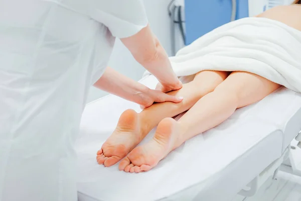 Gummi Kvinna Ger Massage Till Sin Patient Hälso Och Koncept — Stockfoto