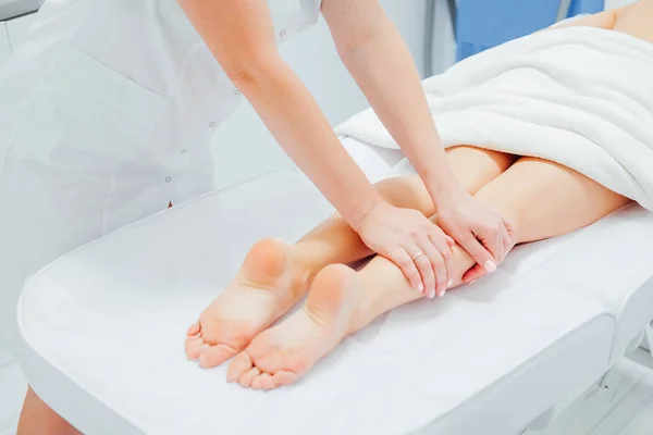 Gummi Kvinna Ger Massage Till Sin Patient Hälso Och Koncept — Stockfoto