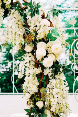 Düğün töreni için hazırlanıyor. Düğün kemer beyaz çiçeklerle süslenmiş