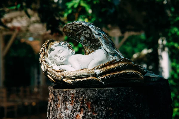 Símbolo Religioso Cristão Estátua Anjo Cupido Bonito Dormindo Sob Sol — Fotografia de Stock