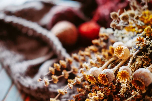 Pase Invierno Favorito Tejer Suéter Trenzado Caliente Flores Secas Mesa — Foto de Stock