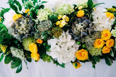 Sarı ve yeşil renklerde şamdan merkezinde düğünle zarif tablo ayarı