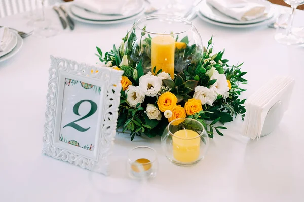 Elegante Tischdekoration Für Die Hochzeit Mit Kerzenständer Herzstück Gelb Und — Stockfoto