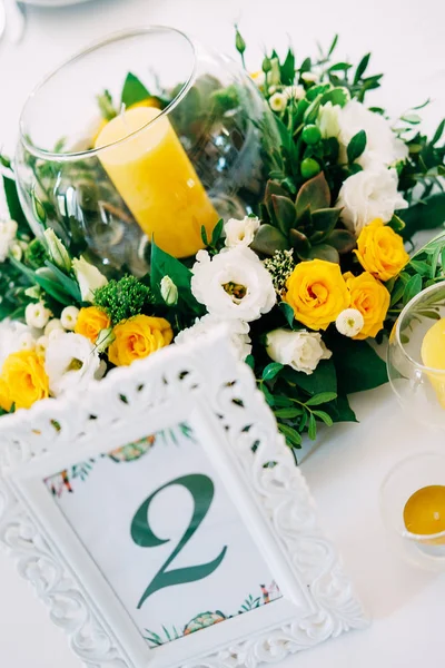 Elegante Tischdekoration Für Die Hochzeit Mit Kerzenständer Herzstück Gelb Und — Stockfoto