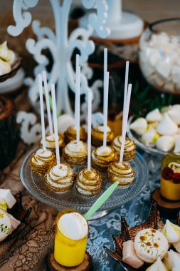 Lezzetli beyaz pasta çıkar altın glitter ile kaplı. Şeker çubuğu kavramı.