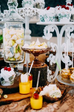 Şekerleme ve kek lezzetli beyaz pasta çıkar. Şeker çubuğu kavramı.