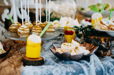 Şekerleme ve kek lezzetli beyaz pasta çıkar. Şeker çubuğu kavramı.