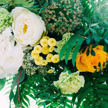 Açık Hava düğün töreni. Beyaz ve sarı çiçekler ve dantel ile dekore edilmiş kemer.