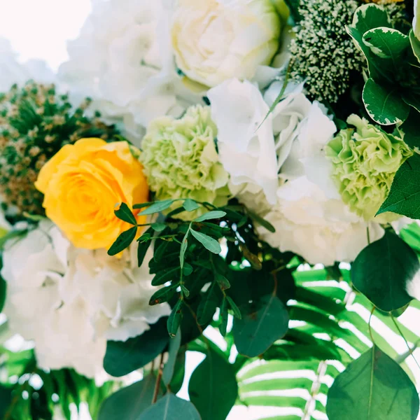户外婚礼仪式 拱门装饰着白色和黄色的花朵和花边 — 图库照片