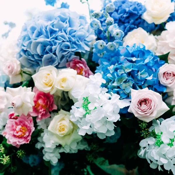 Церемония Бракосочетания Арка Украшена Белыми Голубыми Цветами Стеклом — стоковое фото