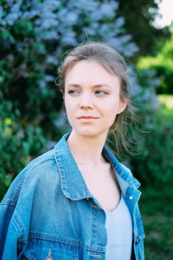 Gülümseyen Genç Yetişkin kadın leylak çalıların gizleme