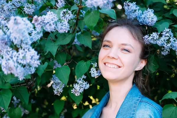 Sonriente Joven Mujer Adulta Escondida Arbustos Lila — Foto de Stock