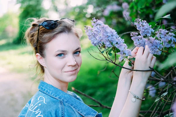 Sonriente Joven Mujer Adulta Escondida Arbustos Lila —  Fotos de Stock