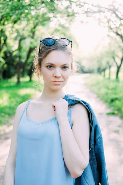 Jeune Femme Élégante Mignonne Portant Une Veste Denim Des Leggins — Photo