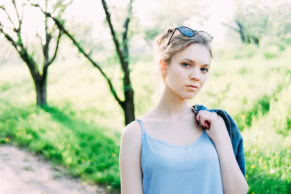 Roztomilý Elegantní Mladá Žena Sobě Džínové Sako Černé Legíny Lodičkou — Stock fotografie