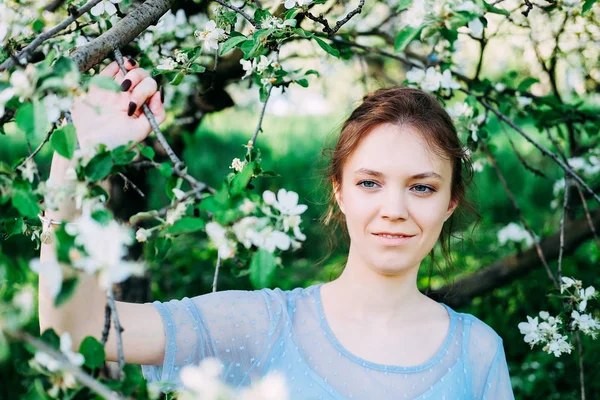 Ruhige Und Hübsche Junge Frau Garten Transparentem Blauen Kleid — Stockfoto
