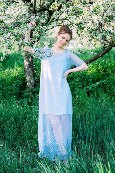 Spokojne Dość Młoda Kobieta Sukience Przezroczysty Niebieski Ogród — Zdjęcie stockowe