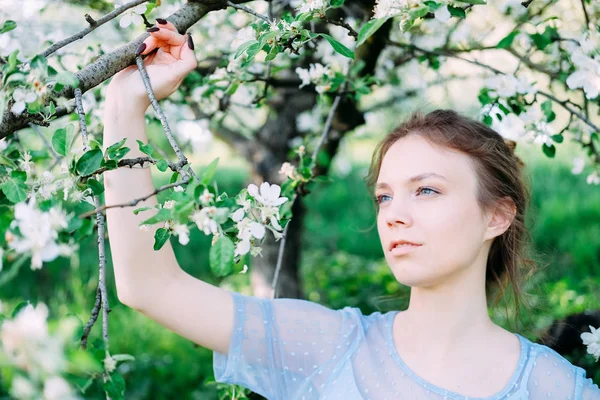 Jeune Femme Calme Jolie Dans Jardin Portant Une Robe Bleue — Photo