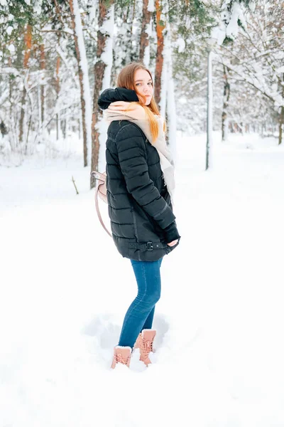 Loira Atraente Jovem Mulher Adulta Caminhando Pela Floresta Inverno Cheia — Fotografia de Stock