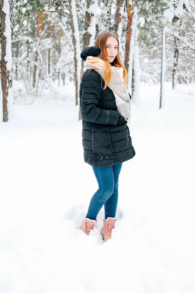 Loira Atraente Jovem Mulher Adulta Caminhando Pela Floresta Inverno Cheia — Fotografia de Stock