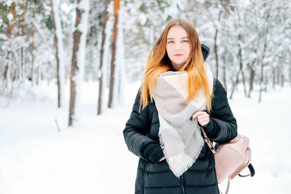 Aantrekkelijke Blonde Jonge Volwassen Vrouw Lopen Door Winter Boshoogtepunt Van — Stockfoto