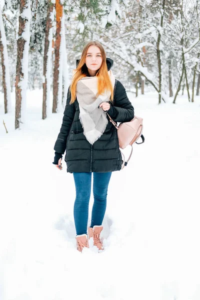 Attraktive Blonde Junge Erwachsene Frau Die Durch Den Schneebedeckten Winterwald — Stockfoto