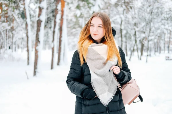Attraktive Blonde Junge Erwachsene Frau Die Durch Den Schneebedeckten Winterwald — Stockfoto