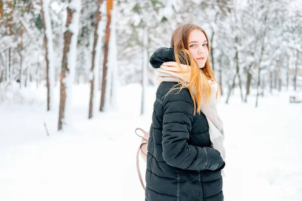 Atractiv Blondă Tânără Adult Femeie Mers Jos Prin Pădurea Iarnă — Fotografie, imagine de stoc