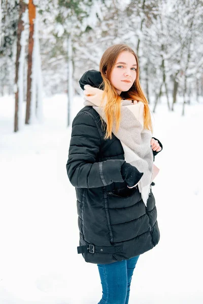 Loira Atraente Jovem Mulher Adulta Caminhando Pela Floresta Inverno Cheia — Fotografia de Stock