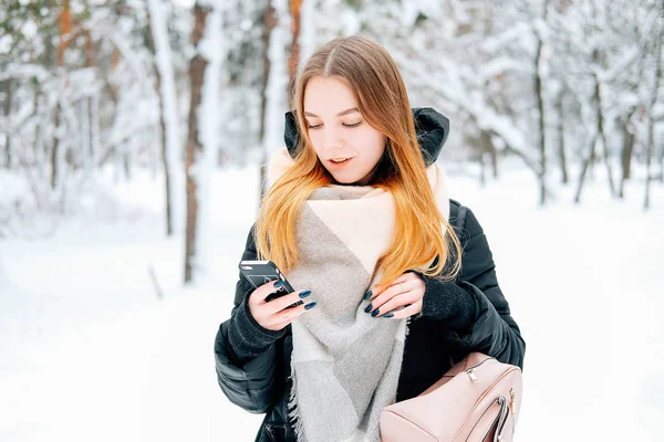 Atractiv Blondă Tânără Adult Femeie Mers Jos Prin Pădurea Iarnă — Fotografie, imagine de stoc