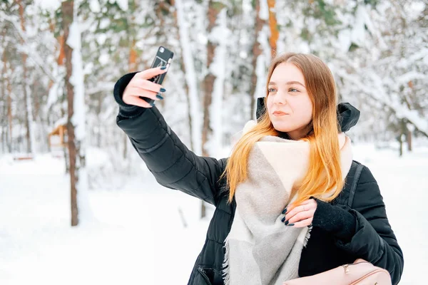 Aantrekkelijke Blonde Jonge Volwassen Vrouw Lopen Door Winter Boshoogtepunt Van — Stockfoto