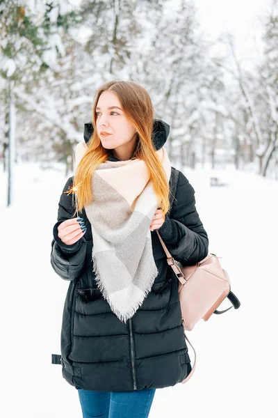 Aantrekkelijke Blonde Jonge Volwassen Vrouw Lopen Door Winter Boshoogtepunt Van — Stockfoto