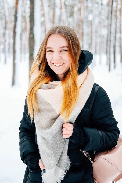 Aantrekkelijke Blonde Jonge Volwassen Vrouw Lopen Door Winter Boshoogtepunt Van — Stockfoto