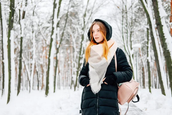 Loira Atraente Jovem Mulher Adulta Caminhando Pela Floresta Inverno Cheia — Fotografia de Stock