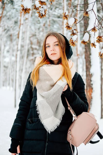 Aantrekkelijke Blonde Jonge Volwassen Vrouw Lopen Door Winter Boshoogtepunt Van — Stockfoto