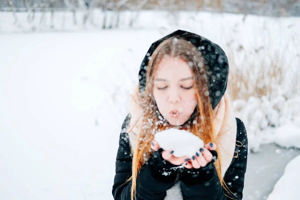 Aantrekkelijke Blonde Jonge Volwassen Vrouw Plezier Met Eerste Sneeuw Dragen — Stockfoto