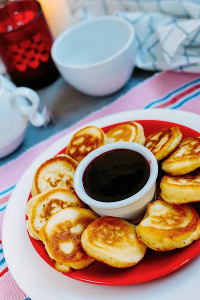 Leckere Pfannkuchen Mit Erdbeermarmelade Serviert Auf Rotem Teller — Stockfoto