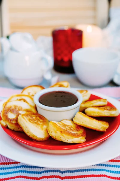 Leckere Pfannkuchen Mit Erdbeermarmelade Serviert Auf Rotem Teller — Stockfoto