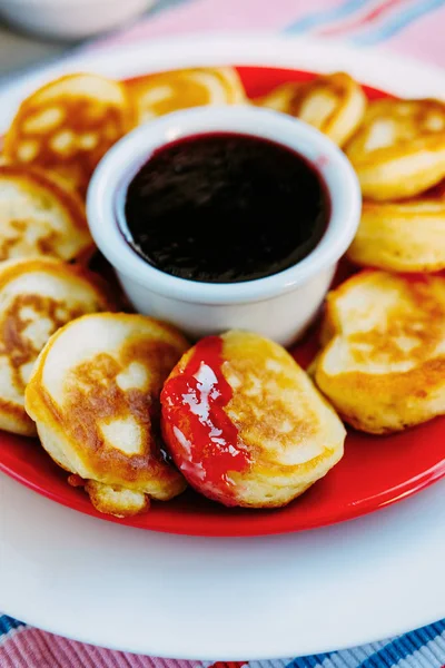 Deliciosos Panqueques Horneados Con Mermelada Fresa Servidos Plato Rojo — Foto de Stock