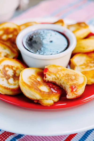 Deliciosos Panqueques Horneados Con Mermelada Fresa Servidos Plato Rojo — Foto de Stock