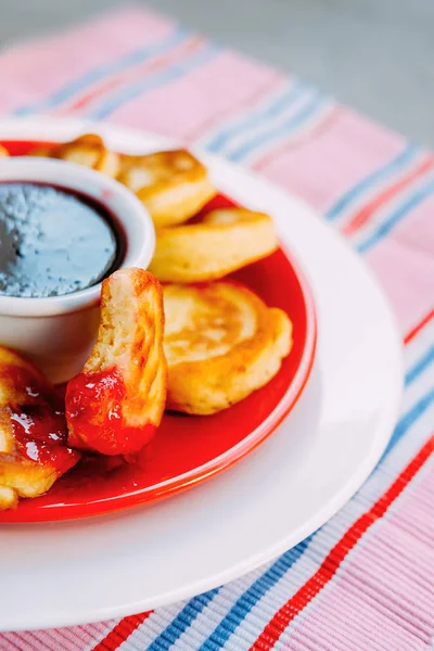 Leckere Pfannkuchen Mit Erdbeermarmelade Serviert Auf Rotem Teller — Stockfoto