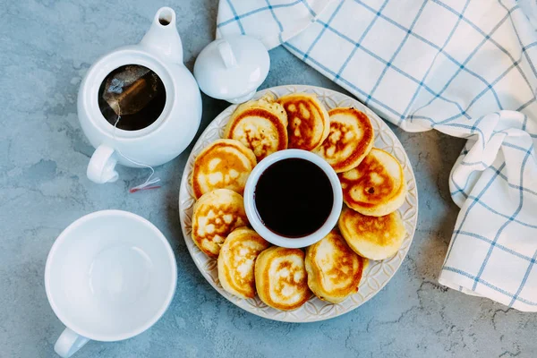 Zoete Voedzame Snack Gemaakt Van Pannenkoeken Aardbeienjam Zwarte Thee — Stockfoto