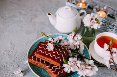 Tatlı pazar tatlısı. Siyah çay ile Çikolatalı brownies.