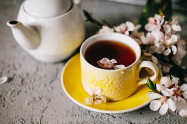 Çay sarı çay fincanı ve tabak servis 