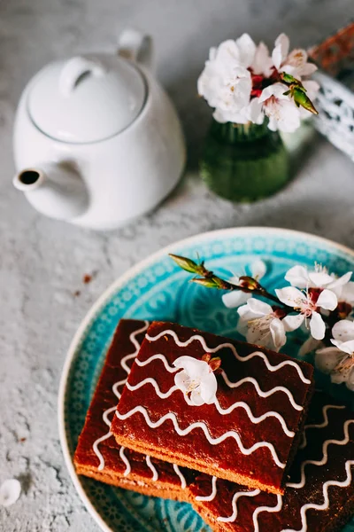 Dolce dessert della domenica. Brownies al cioccolato con tè nero . — Foto Stock