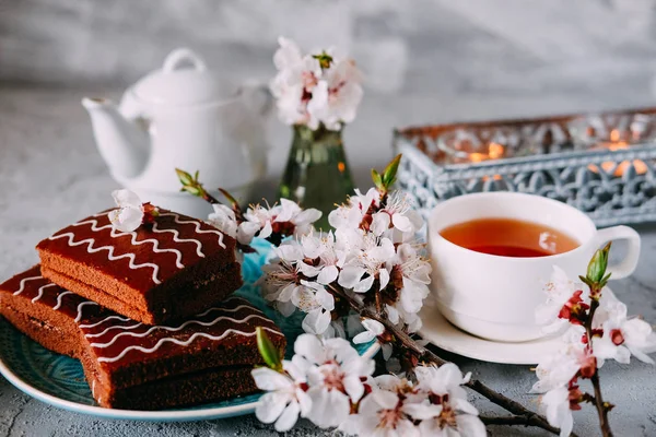 Zoete zondag dessert. Chocolade Brownies met zwarte thee. — Stockfoto