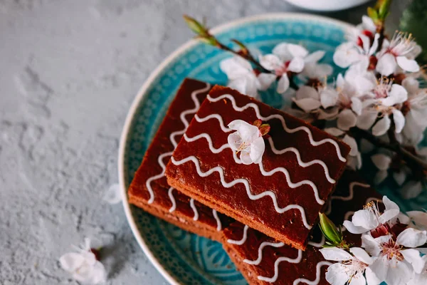 Dolce dessert della domenica. Brownies al cioccolato con tè nero . — Foto Stock