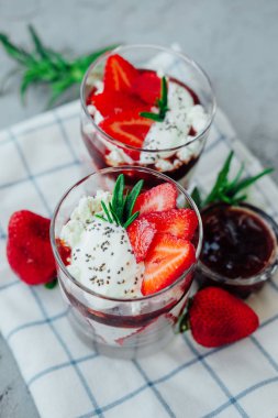 Krema ve jöle ile tatlı çilek chia puding tatlı