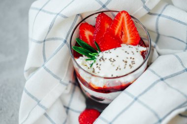 Krema ve jöle ile tatlı çilek chia puding tatlı