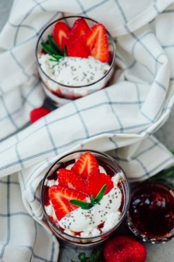 Krema ve jöle ile tatlı çilek chia puding tatlı